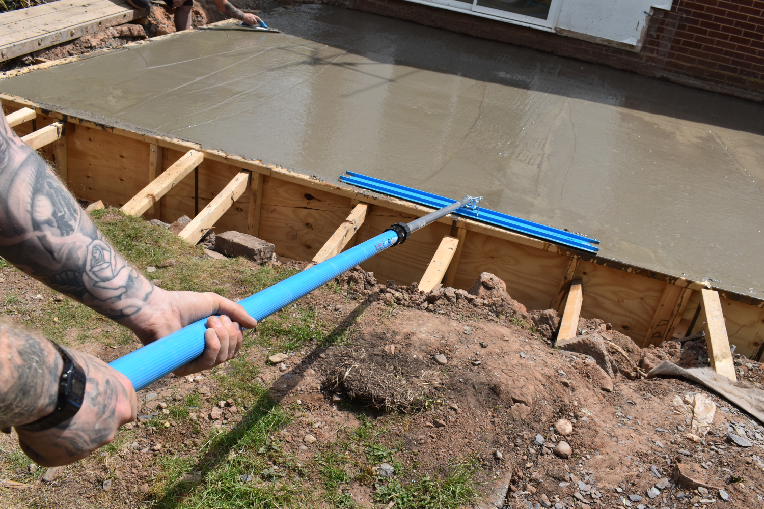 OX Pro Aluminium Bullfloat Betonverdeler 1200mm  met uitschuifbare Handgreep.png