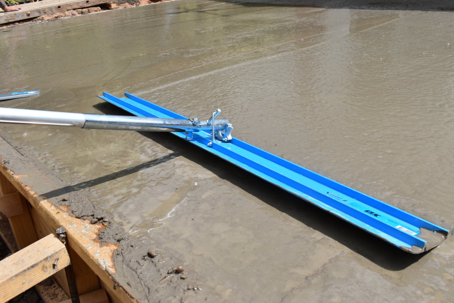 OX Pro Aluminium Bullfloat Betonverdeler 1200mm  met uitschuifbare Handgreep.png